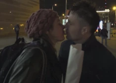 VIDEO: šovu zvaigzne Magone metas skūpstīt tikko satiktu vīrieti