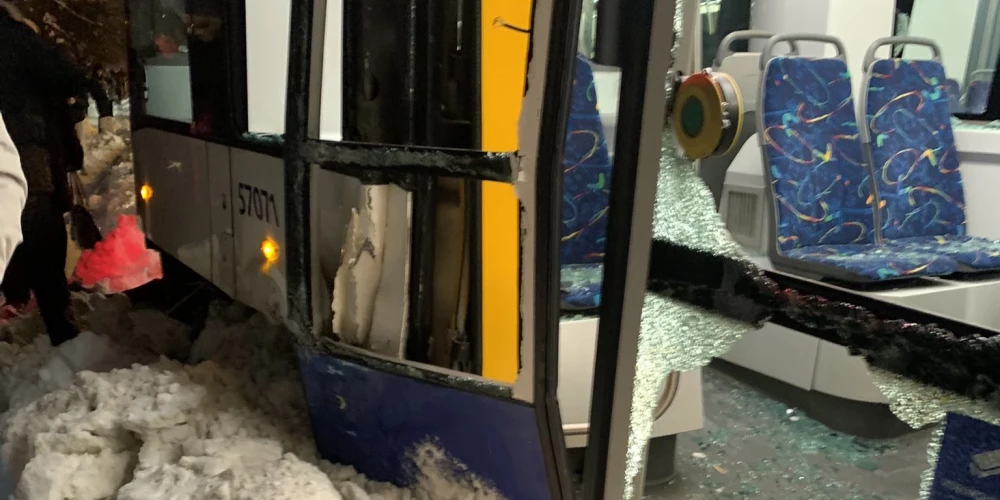 Rīgā no sliedēm noskrienot tramvaja vagonam, cietuši divi pasažieri