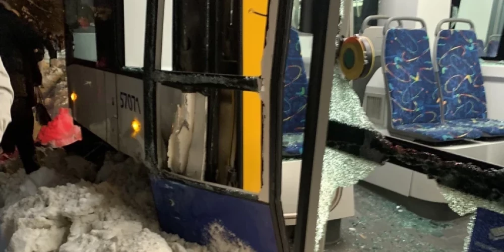 В Риге 1-й трамвай съехал с путей и врезался в столб контактной сети: пострадало два человека