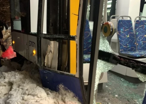 В Риге 1-й трамвай съехал с путей и врезался в столб контактной сети: пострадало два человека