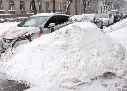 Уборка парковок от снега продолжится сегодня вечером и ночью по всей Риге - есть просьба к водителям!