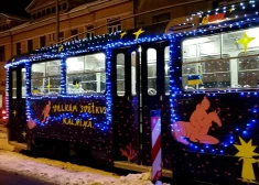 Порадует ли уставших от борьбы со снегом рижан украшенный к праздникам трамвай?