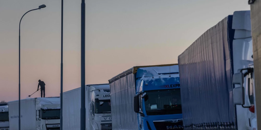 Slovākijas kravas auto šoferi pārtrauc bloķēt robežu ar Ukrainu