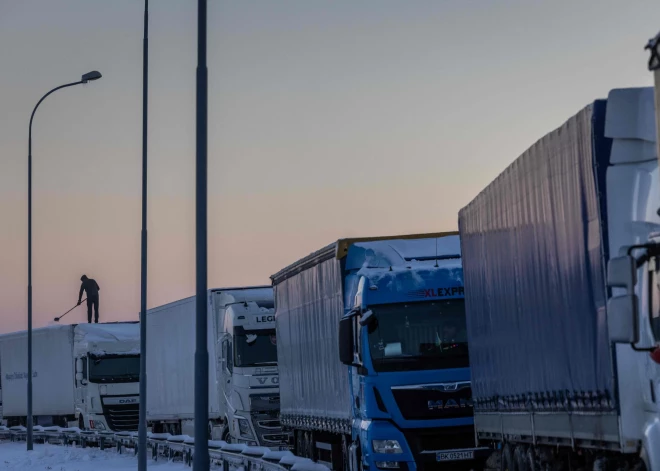 Slovākijas kravas auto šoferi pārtrauc bloķēt robežu ar Ukrainu