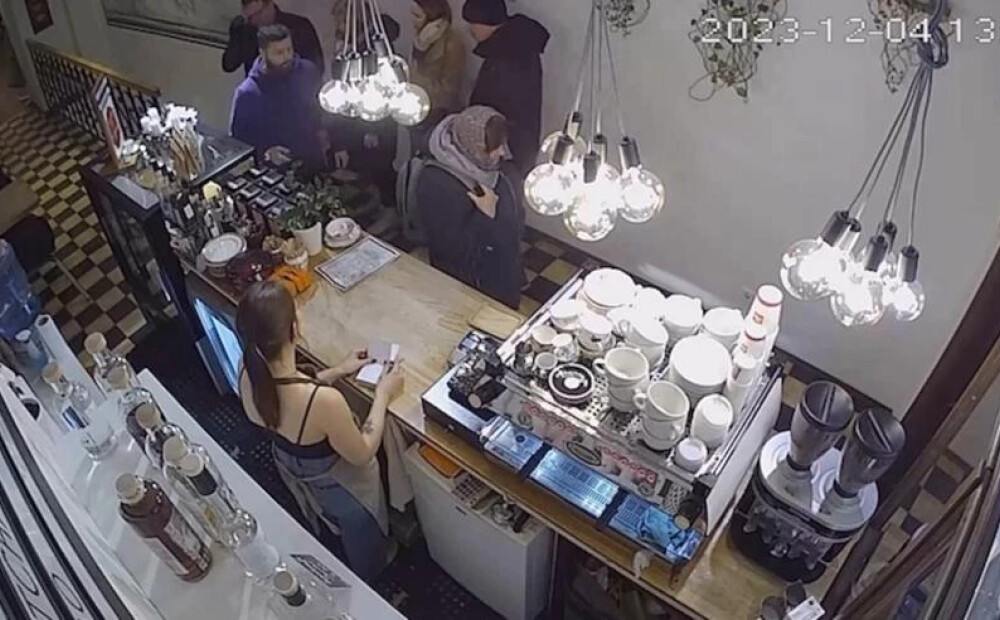VIDEO: “Nulle tolerances!” Vecrīgas kafejnīcas saimnieks izraida sievieti, kura draud un pieprasa runāt krieviski