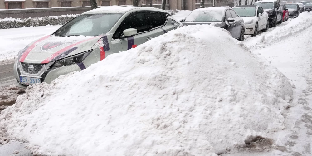 Rīgā turpinās sniega izvešana; atsevišķās ielās var būt aizliegts novietot auto
