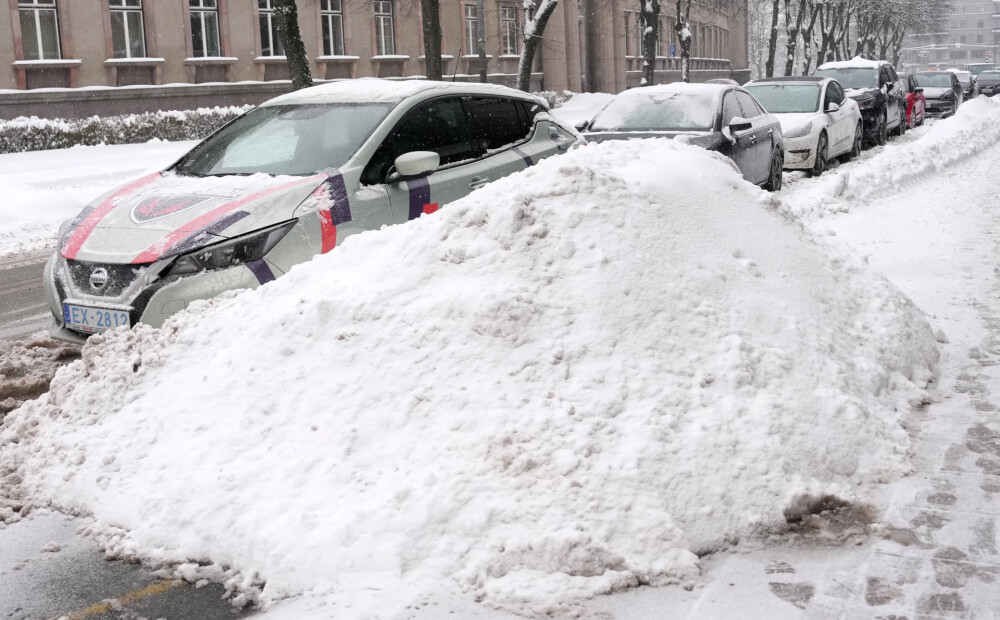 Rīgā turpinās sniega izvešana; atsevišķās ielās var būt aizliegts novietot auto
