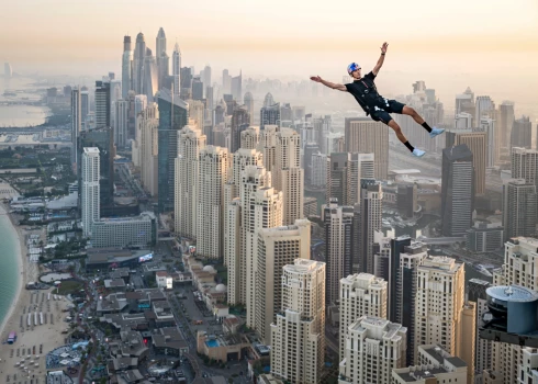 VIDEO: amerikānis Dubaijā izpilda pārsteidzošu lēcienu no gandrīz 300 metru augstas ēkas