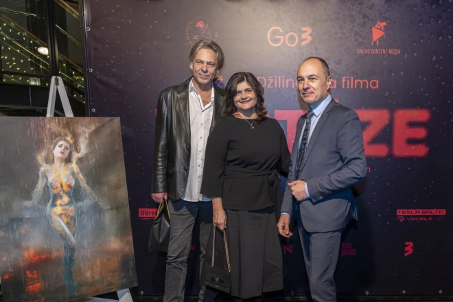 Astoņu bērnu tēvs Imants Parādnieks ar oficiālo sievu Dinu ieradās sveikt filmas "Ekstāze" režisoru Dž. Dž. Džilindžeru, kas tagad dzīvo laulībā ar sesto sievu.