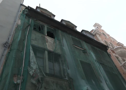 В Старой Риге загорелась трущоба - 12 живущих в страхе жителей соседних домов пришлось эвакуировать