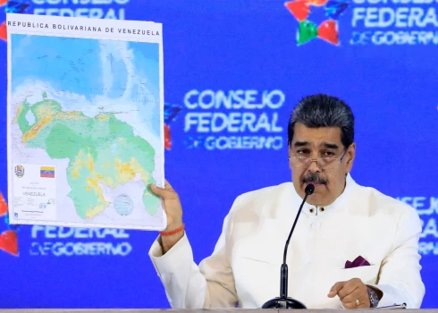 Nikolass Maduro ar jauno Venecuēlas karti