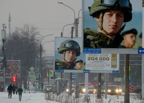 Cilvēki Senktpēterburgā iet garām afišu stendiem, kuros redzams krievu karavīrs un sauklis pievienojies savējiem, lai noslēgtu līgumdienestu Krievijas bruņotajos spēkos. Krievija, 2023. gada 28. novembris.
