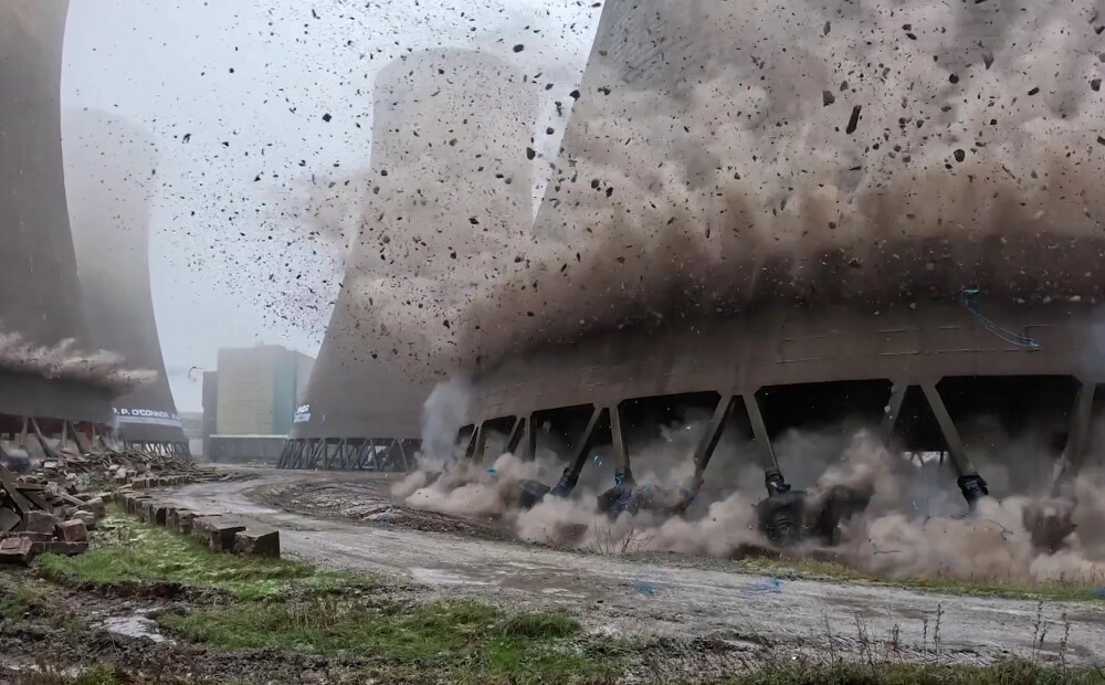 VIDEO: iespaidīgos un skaistos sprādzienos briti uzspridzina ogļu spēkstacijas dzesēšanas torņus
