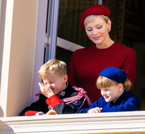 Kopā ar bērniem princesi Gabrielu un princi Žaku viņas smaids izskatās tik sirsnīgs un mīlošs.