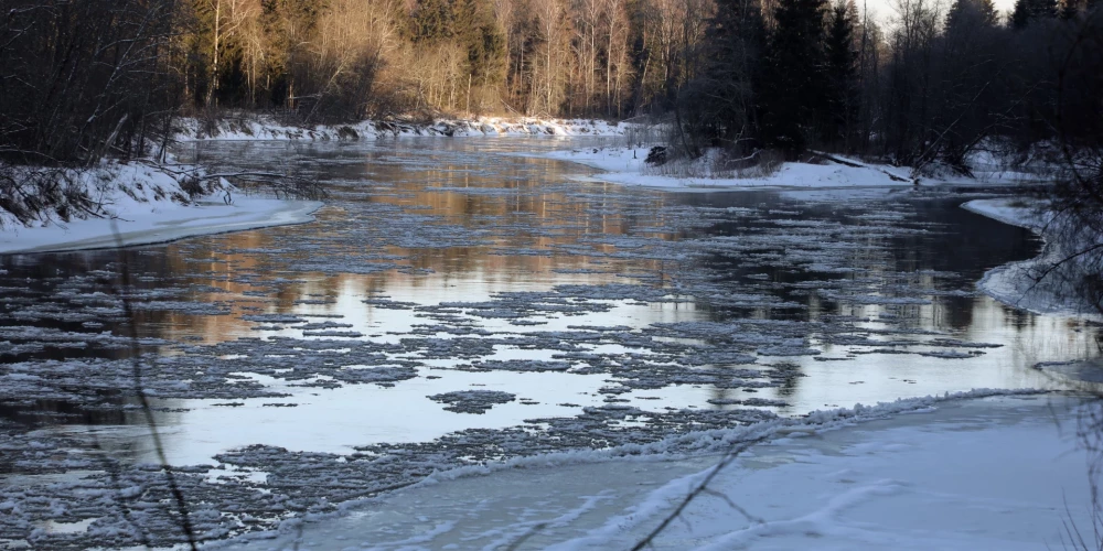 Vairākos upju posmos veidojas ledus sablīvējumi
