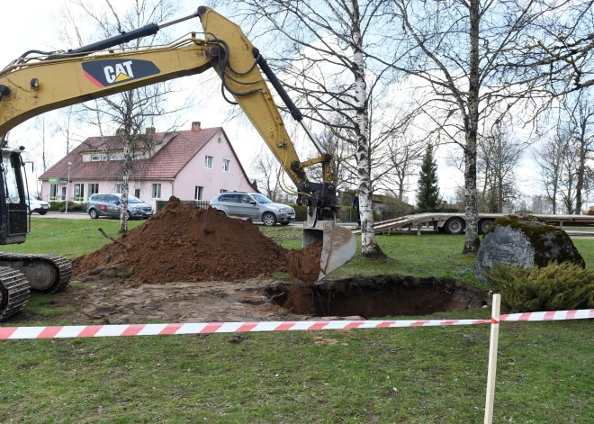 Pašvaldību pienākums demontēt padomju režīmu slavinošus objektus atbilst Satversmei