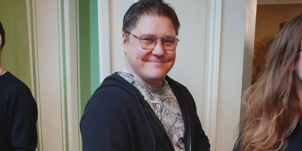 Mārtiņš Egliens kinoteātri apmeklēja viens un turējās savrup no komandas, tomēr izskatījās aizkustināts par iespēju atkal baudīt pirmizrādes gaisotni.