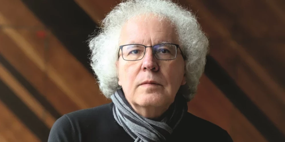 Guntars Godiņš (dzimis 1958. gada 26. aprīlī Viesītē) ir latviešu dzejnieks un atdzejotājs. Līdzās Klāvam Elsbergam, Māris Melgalvam un Pēterim Brūverim pieder 1980. gadu jauno dzejnieku paaudzei, sauktiem par "jaunajiem dusmīgajiem", arī "ironisko" paaudzi. Guntars Godiņš ir viens no aktīvākajiem latviešu tulkotājiem no igauņu un somu valodām.