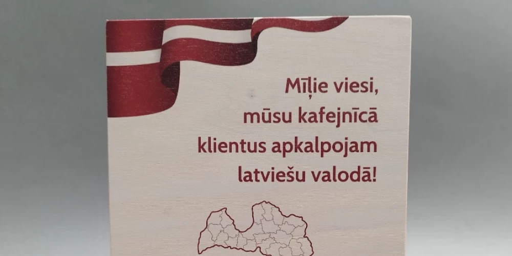 "Klientus apkalpojam latviešu valodā!" Firma rada paziņojumu plāksnīti kafejnīcām ar patriotisku attieksmi