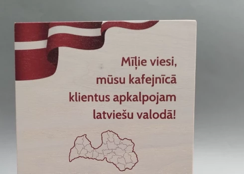 "Klientus apkalpojam latviešu valodā!" Firma rada paziņojumu plāksnīti kafejnīcām ar patriotisku attieksmi