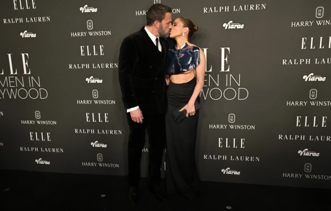 Dženifera Lopesa un Bens Afleks “ELLE Woman in Hollywood Awards” balvu ceremonijas vakarā Losandželosā 2023. gada 5. decembrī.