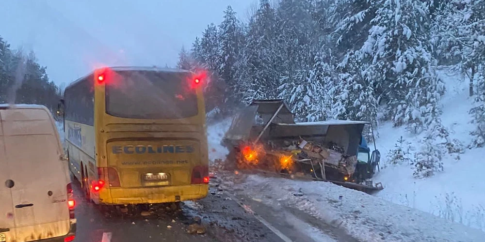 Kravas auto pēc sadursmes ar autobusu ieslīdējis grāvī.