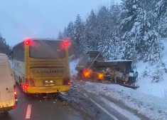 VIDEO: uz Ventspils šosejas notikusi pasažieru autobusa un kravas automašīnas sadursme