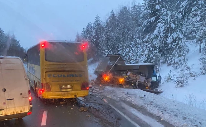 Kravas auto pēc sadursmes ar autobusu ieslīdējis grāvī.