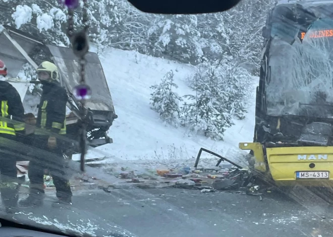 Piektdien, 8. decembra rītā uz Ventspils šosejas (A10) starp Tukuma apļiem notikusi "Ecolines" pasažieru autobusa un kravas automašīnas sadursme.