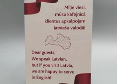 "Мы обслуживаем клиентов на латышском языке!" Компания создала специальную вывеску для кафе