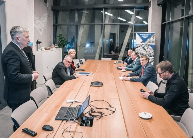 Finanšu ministrs un izglītības un zinātnes ministre viesojas LU Akadēmiskajā centrā