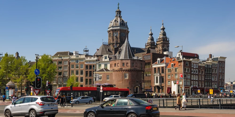 Amsterdamā vairumā ielu būtiski ierobežo auto maksimālo ātrumu
