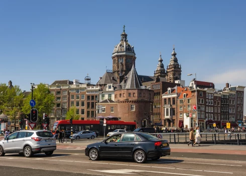 Amsterdamā vairumā ielu būtiski ierobežo auto maksimālo ātrumu