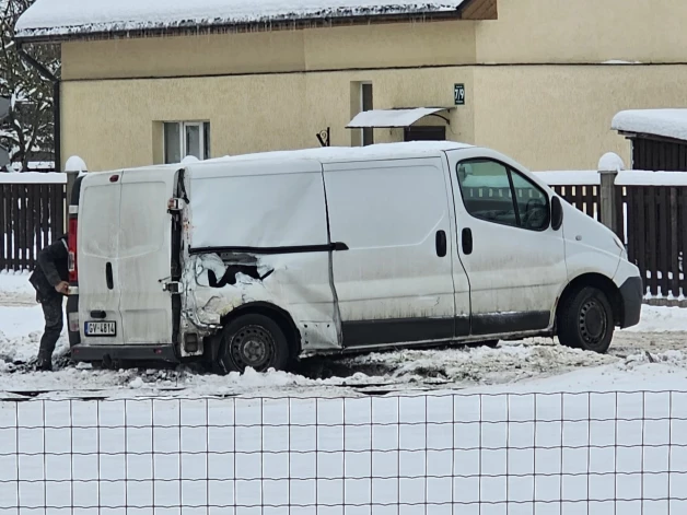 Lokomotīves apskādētais busiņš “Renault Trafic”.