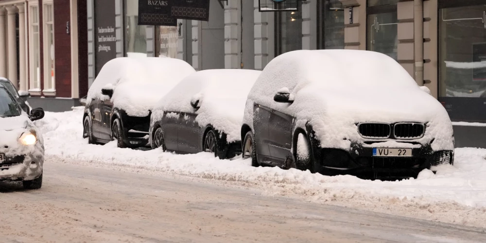 В Риге во время уборки снега введут ограничения на парковку автомобилей - названы улицы, которые будут закрыты