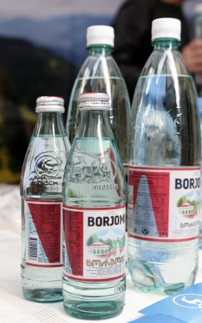 Neraugoties uz Maskavas agresiju, Gruzija ne tikai turpina “Borjomi” eksportu uz Krieviju, bet pat ļāvusi savu lepnumu pārpirkt Putina bajāriem.