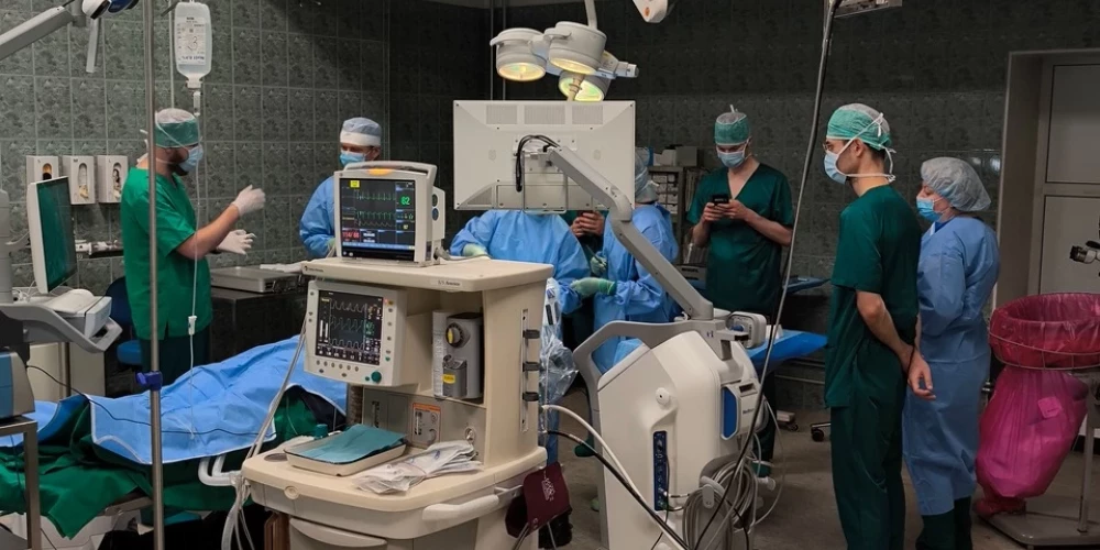 Stradiņa slimnīcā smadzeņu ķirurgiem palīdz robots