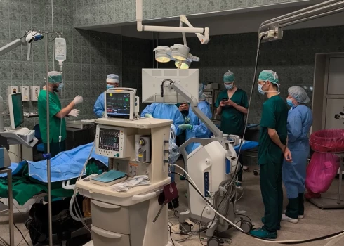 Stradiņa slimnīcā smadzeņu ķirurgiem palīdz robots