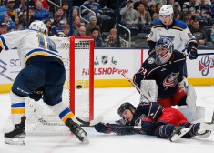 Sentluisas "Blues" uzbrucējs Roberts Tomass (#18) gūst vārtus. 22 gadus vecais Kolumbusas "Blue Jackets" vārtsargs Džets Grīvs atvairīja 41 no 43 pretinieku metieniem.