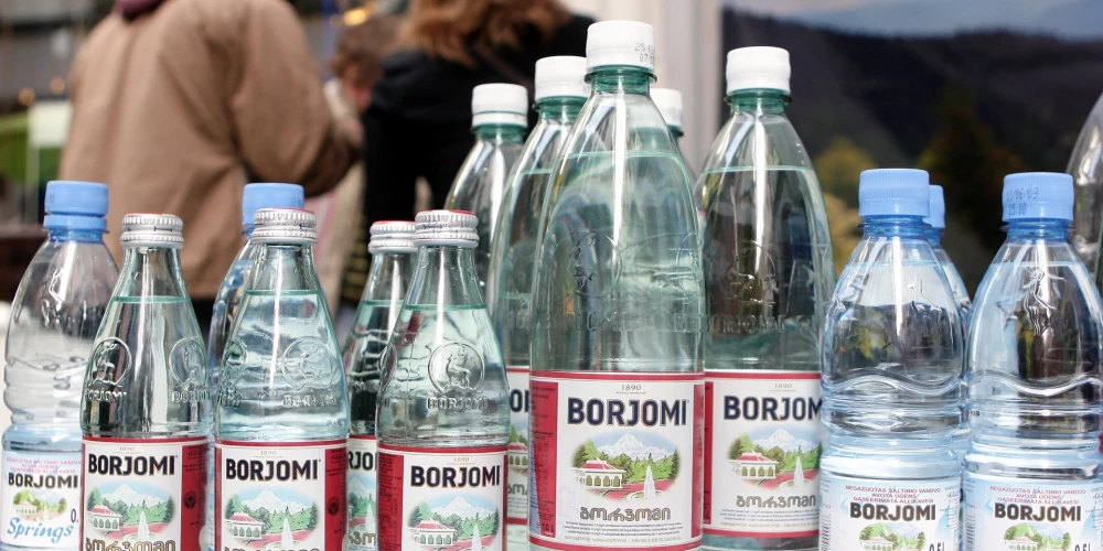 Прокуратура проверяет законность продажи воды "Боржоми" в Латвии