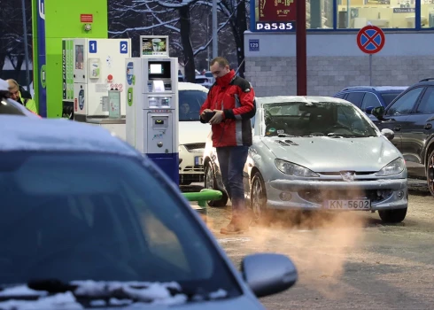 Viļņā un Tallinā degvielas cenas krītas, bet Rīgā nemainās