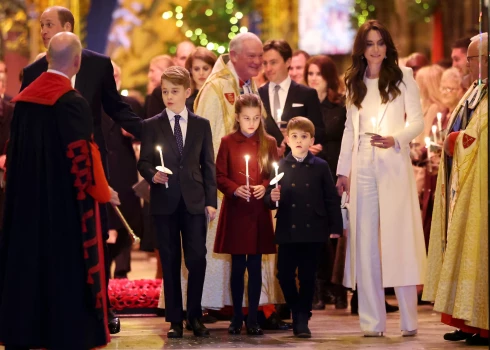 Задул свечу сестры: на рождественском концерте принц Луи опять привлек к себе все внимание