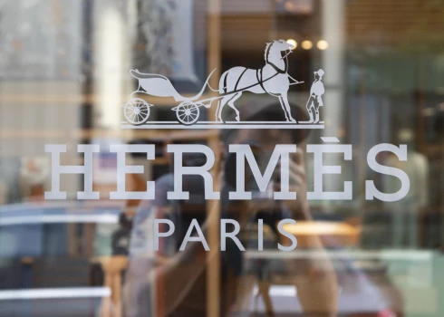 Наследник модного дома Hermès хочет усыновить 51-летнего садовника, чтобы оставить родственников ни с чем
