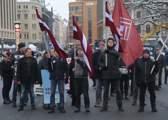 Sestdien, 9. decembrī Strēlnieku laukumā Rīgā pulcējās partijas "Nacionālā Savienība "Taisnīgums"" pārstāvji, dodoties gājienā uz Brīvības pieminekli. 