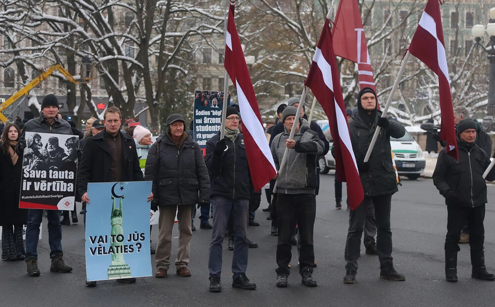 FOTO: gājiens par Saeimas atlaišanu un pret 