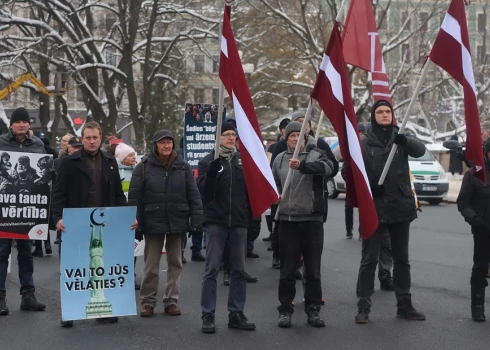 VIDEO; FOTO: gājiens par Saeimas atlaišanu un pret "uzbrukumu ģimenes vērtībām"