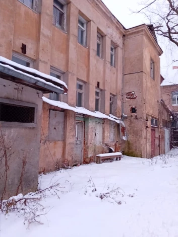 В таком доме живет пара пенсионеров.