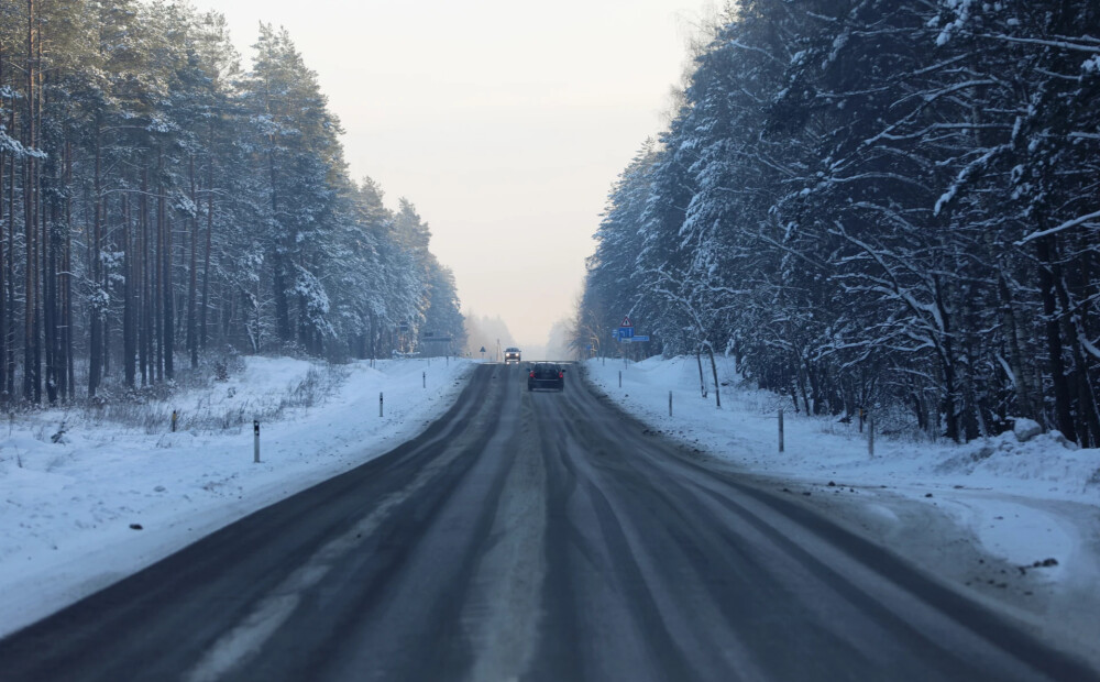 Šorīt braukšanu apgrūtina sniegs un ledus; dienā laiks būs apmācies