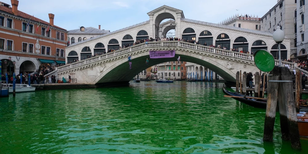 Эко-активисты закрасили самый известный канал Венеции в зеленый цвет