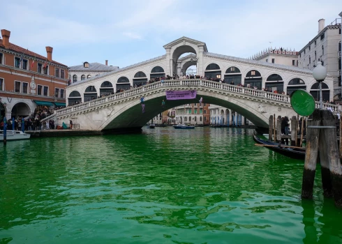Эко-активисты закрасили самый известный канал Венеции в зеленый цвет